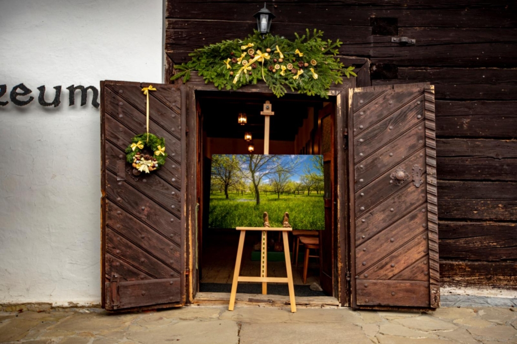 výstava Krajina II Velké Karlovice – vstup do galerie s vystaveným obrazem