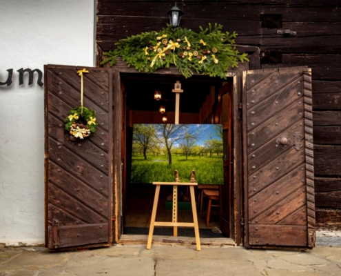 výstava Krajina II Velké Karlovice – vstup do galerie s vystaveným obrazem