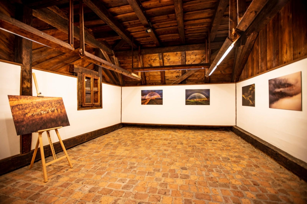 výstava Krajina II Velké Karlovice – interiér galerie s fotografiemi krajiny