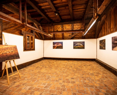 výstava Krajina II Velké Karlovice – interiér galerie s fotografiemi krajiny