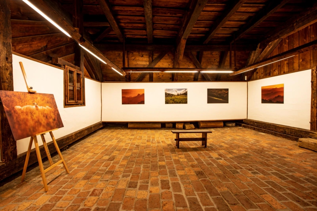 výstava Krajina II Velké Karlovice – instalace fotografií v galerii
