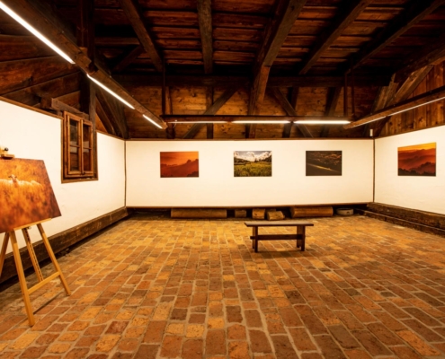 výstava Krajina II Velké Karlovice – instalace fotografií v galerii