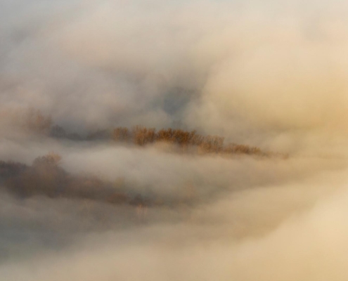 fotografie krajiny Velké Karlovice – podzimní krajina s lesem